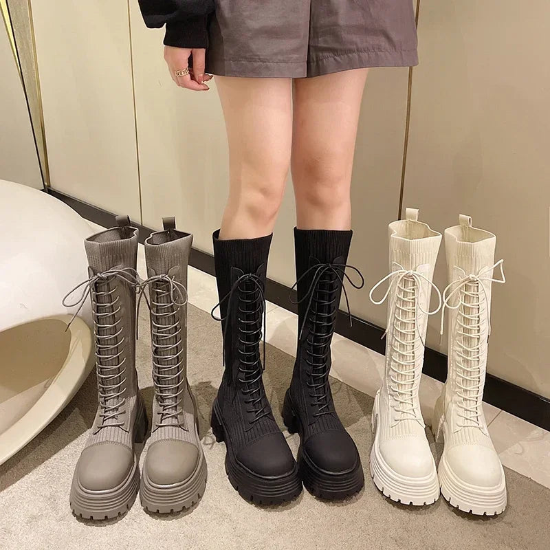 Klobige, lange Strickstiefel für Damen