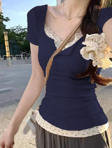 T-Shirt mit Blumenmuster, Patchwork und Spitze