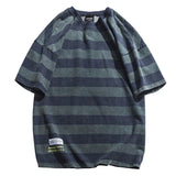Gestreiftes, trendiges, lässiges kurzes T-Shirt