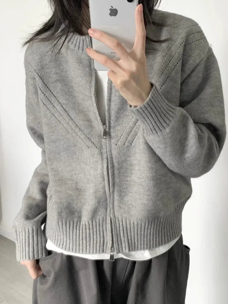 Weicher grauer Strickpullover mit Reißverschluss für Mädchen