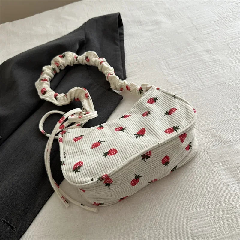 Bolso de pana pequeño con bonito estampado de fresas