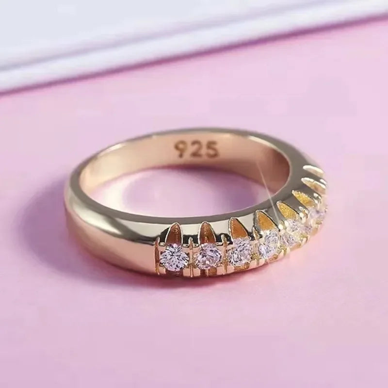 Geometrischer glänzender Ring