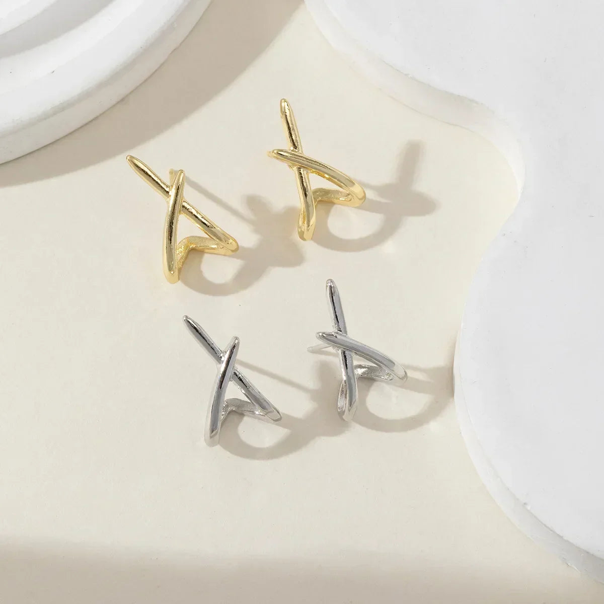 Elegante goldene Ohrstecker