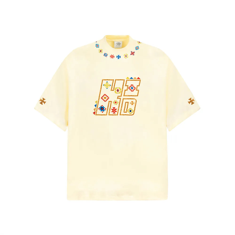 Camiseta geométrica con cuello redondo y bordados