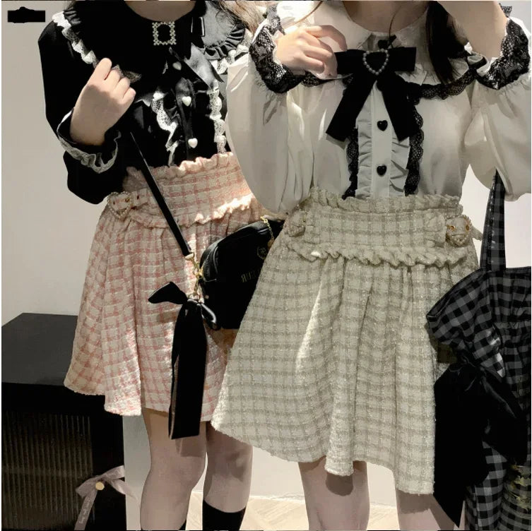 Elegante blusa con volantes, lazo y patchwork de encaje