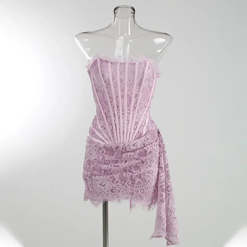 Verführerisches trägerloses Mini-Spitzenkleid