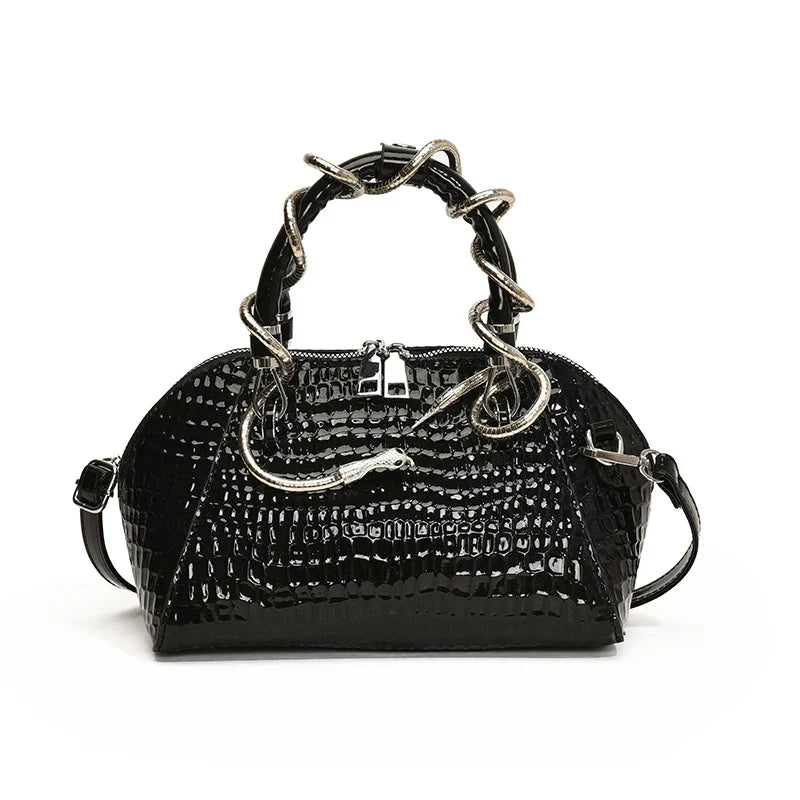 Bolso de mano con patrón de cocodrilo y forma de serpiente