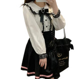 Elegante blusa con volantes, lazo y patchwork de encaje