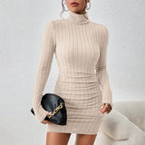 Minivestido Elegante de Cuello Alto Ajustado