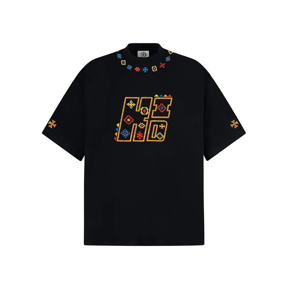 Camiseta geométrica con cuello redondo y bordados