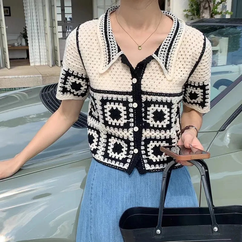 Vintage gehäkeltes T-Shirt mit Blumenmuster und Kragen