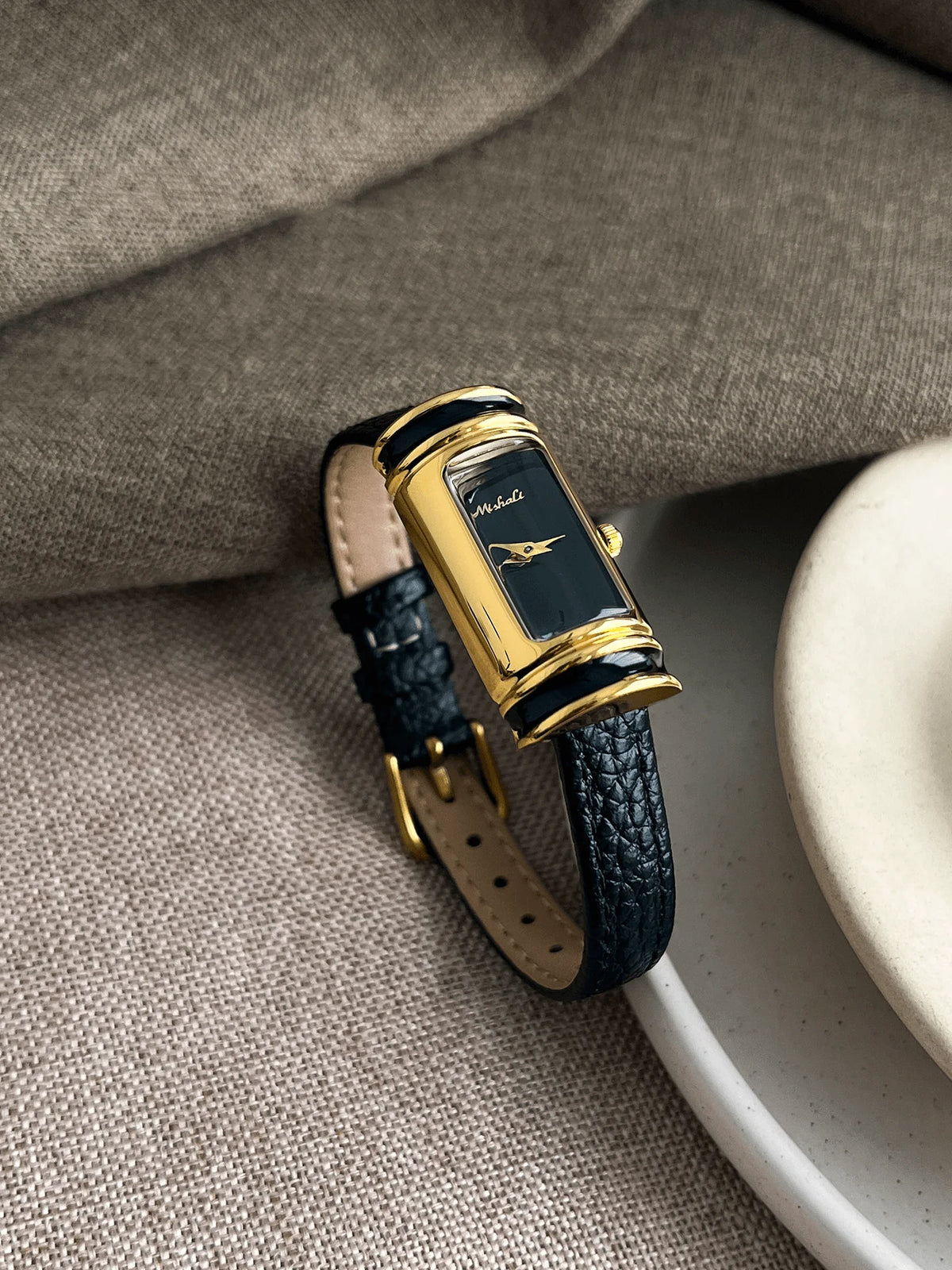 Simple Leather Strap Women Wristwatch