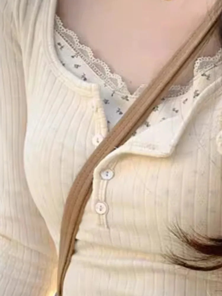 T-Shirt mit Blumenmuster, Patchwork und Spitze