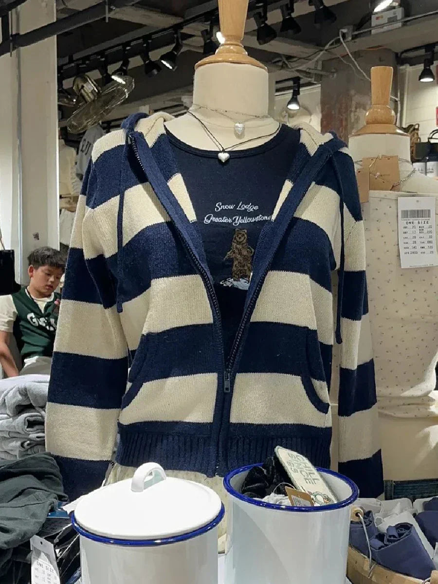 Gemütlicher gestreifter Kapuzenpullover