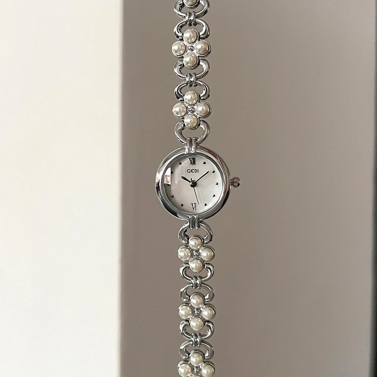 Inlaid Pearl Bracelet Light Luxury Quartz Watch
