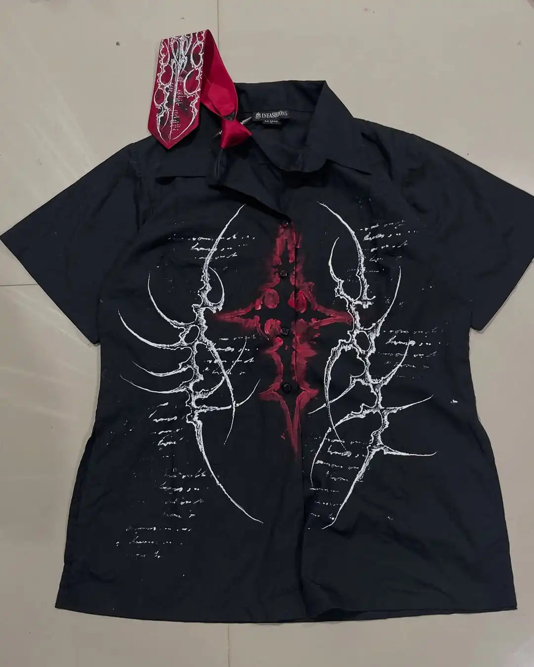 Camisa Y2K de esmoquin con estampado de calaveras