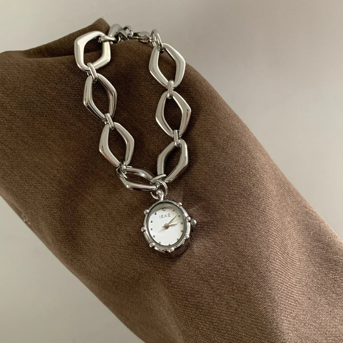 Simple Dial Clock Bracelet Style Wristwatch