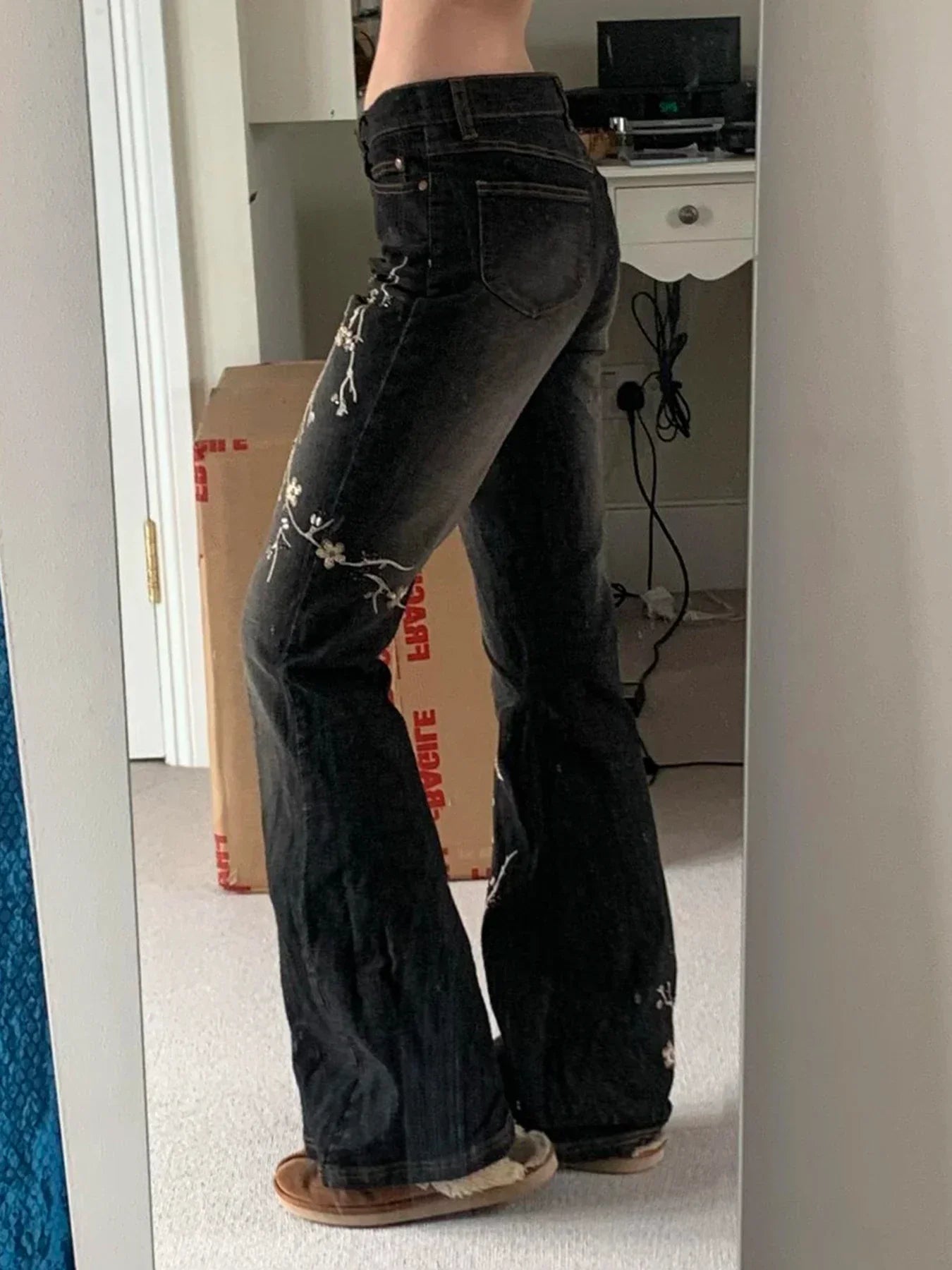 Jeans acampanados de tiro bajo con bordado floral vintage