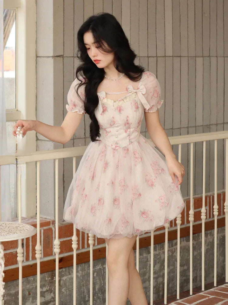 Niedliches Minikleid mit Blumenmuster und Schleifen