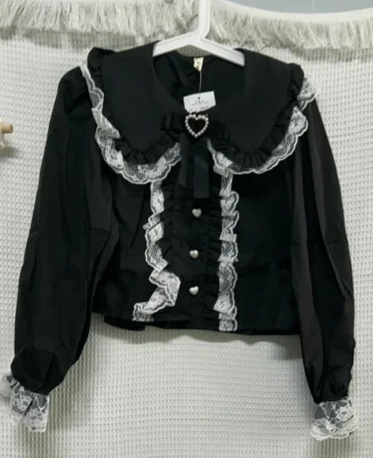 Elegante blusa con volantes, lazo y patchwork de encaje
