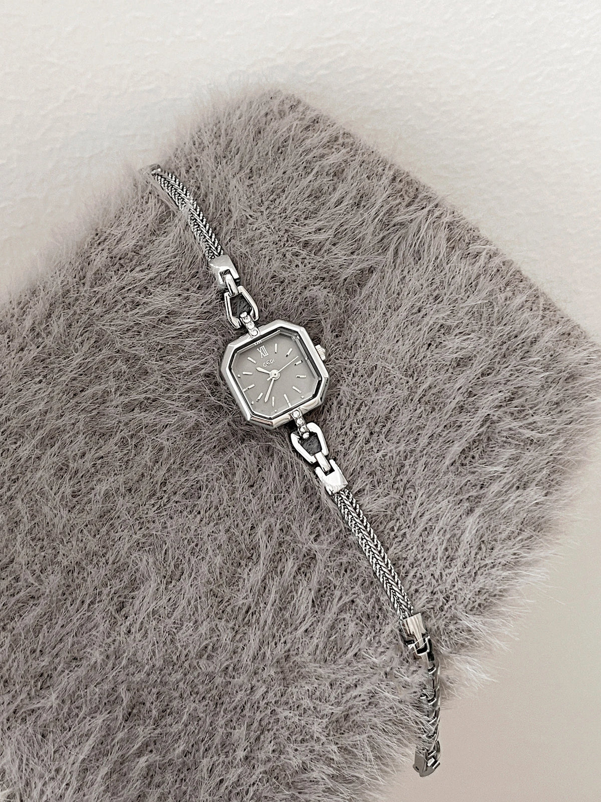 Elegant Bracelet Style Quartz Women's Wristwatch