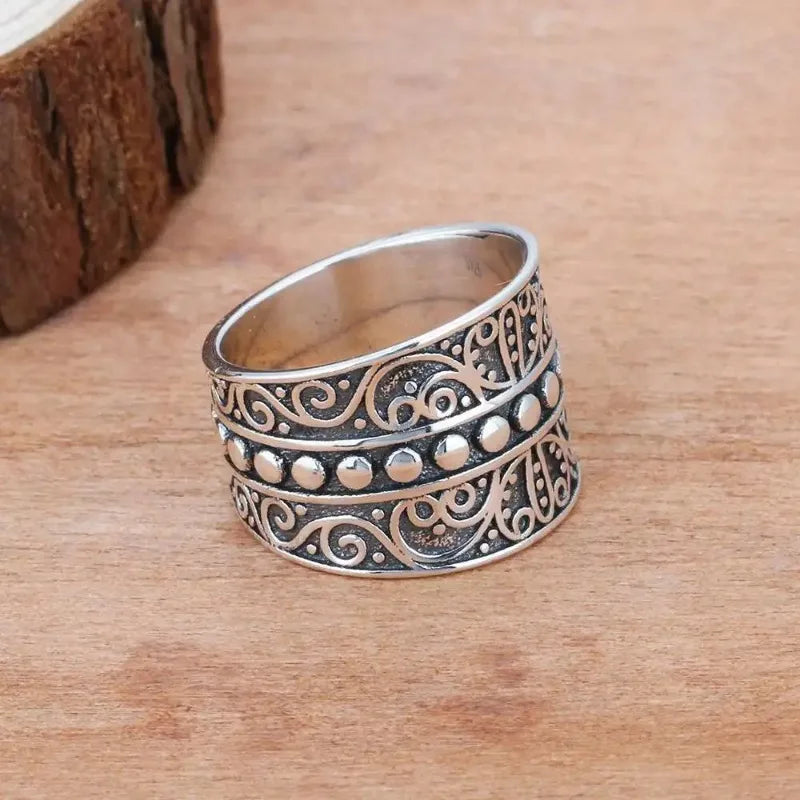 Eleganter Ring mit Weinranken-Muster im Vintage-Stil