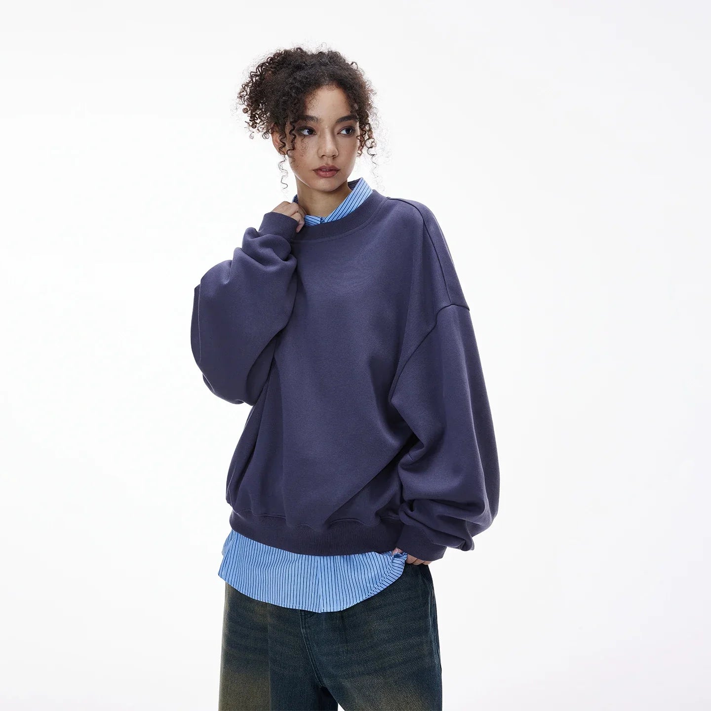 Sweatshirt mit überschnittenen Schultern und Rundhalsausschnitt