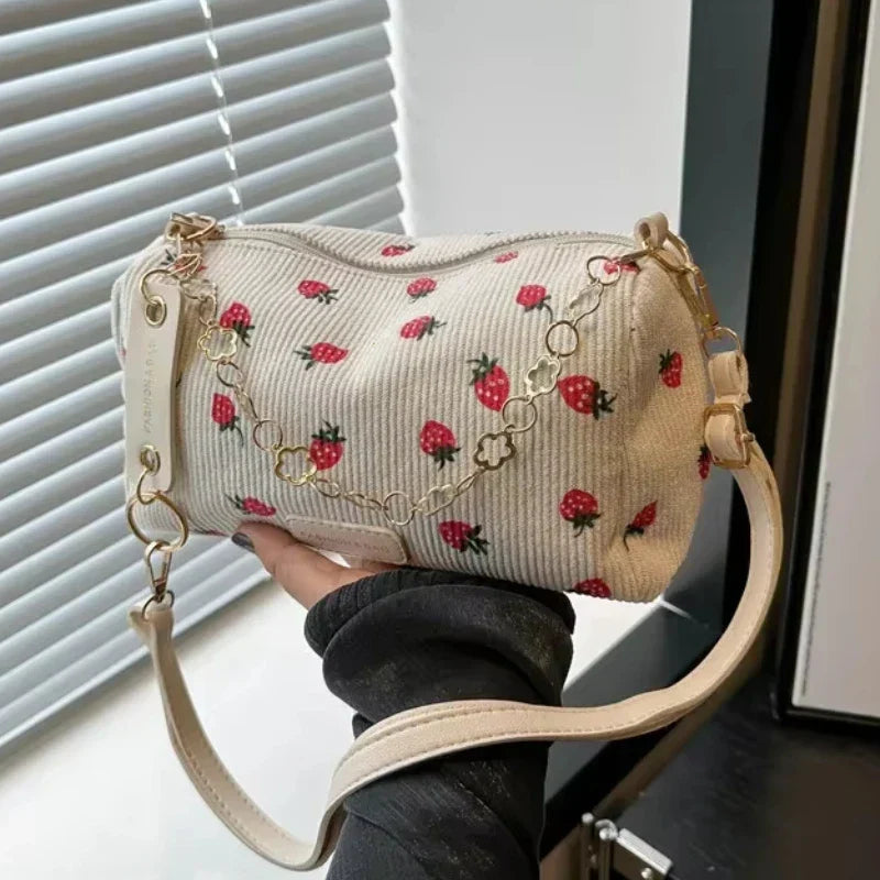Bolso de pana pequeño con bonito estampado de fresas