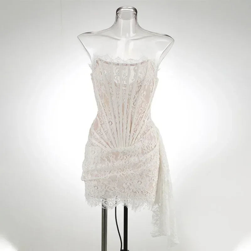 Verführerisches trägerloses Mini-Spitzenkleid