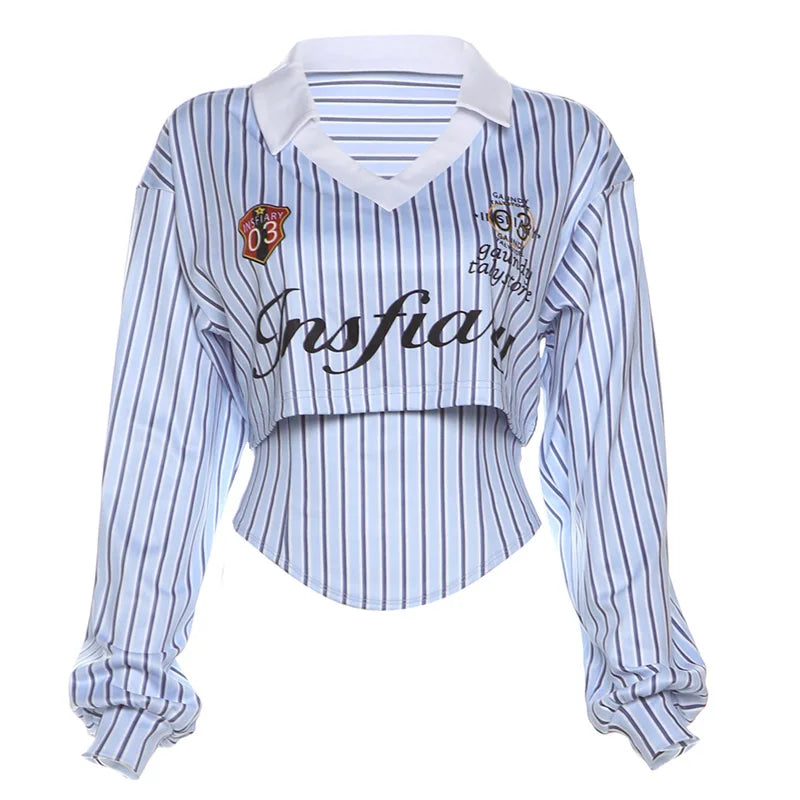 Polo a rayas con letras deportivas