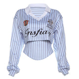 Polo a rayas con letras deportivas