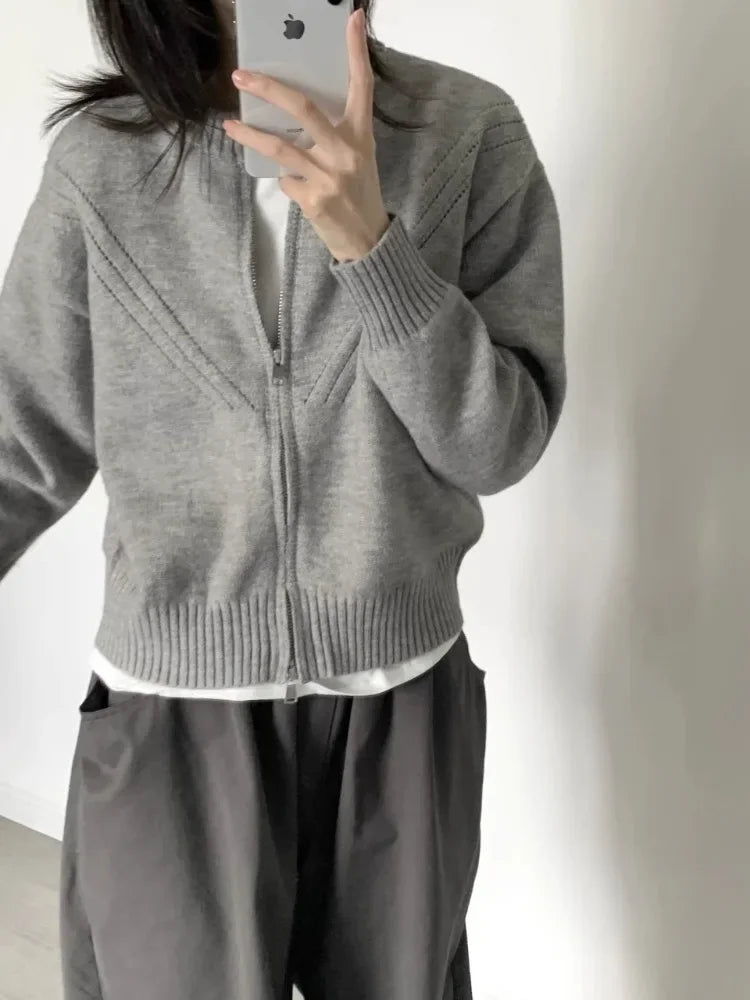 Weicher grauer Strickpullover mit Reißverschluss für Mädchen