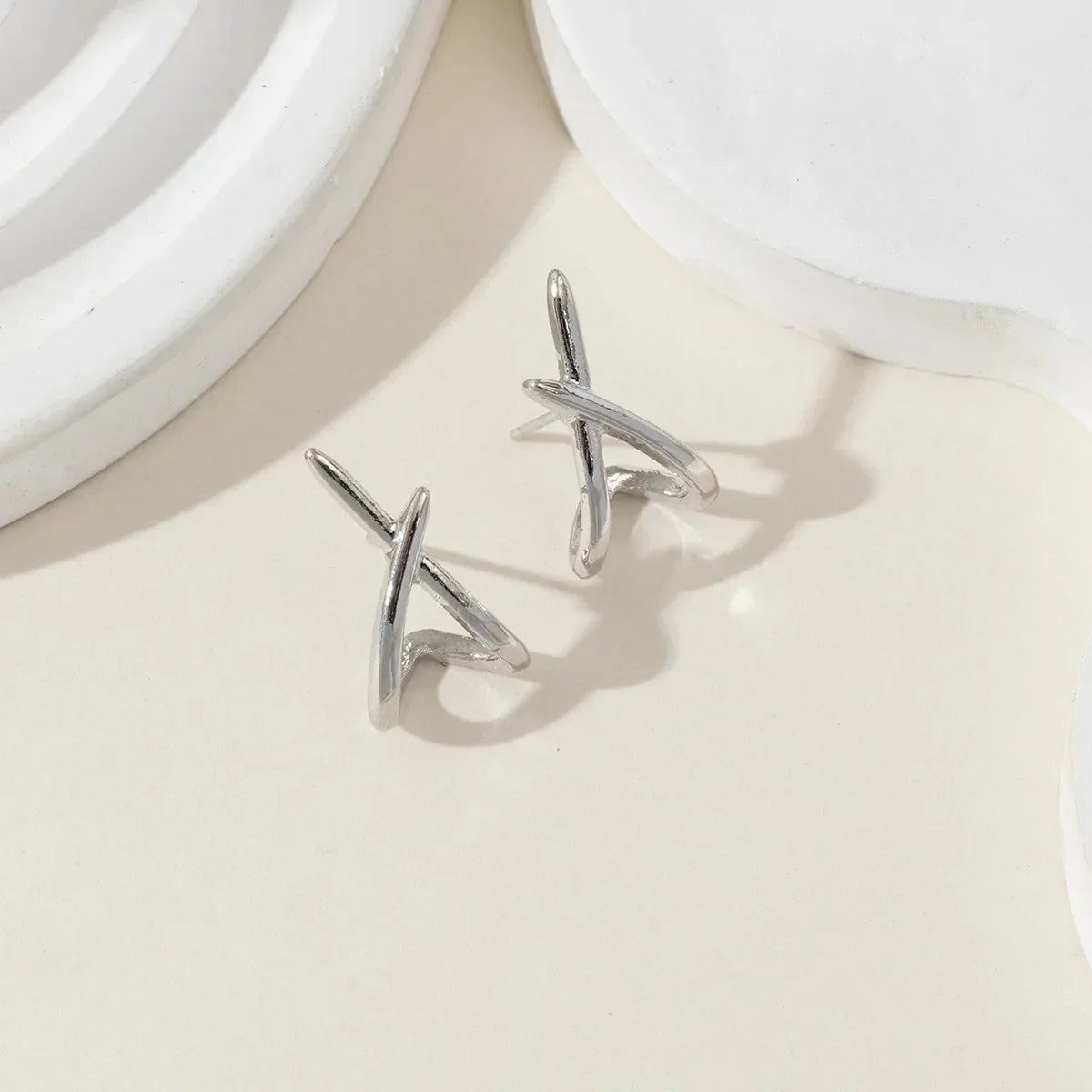 Elegante goldene Ohrstecker