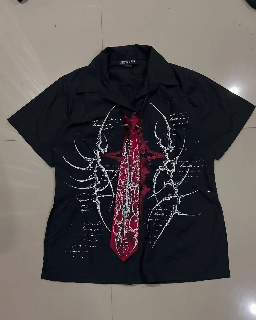 Camisa Y2K de esmoquin con estampado de calaveras