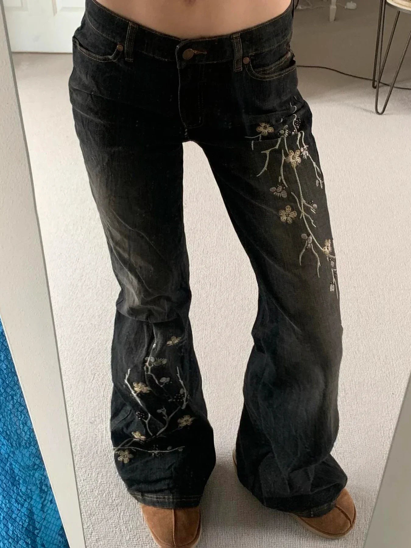 Jeans acampanados de tiro bajo con bordado floral vintage