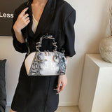 Bolso de mano con patrón de cocodrilo y forma de serpiente