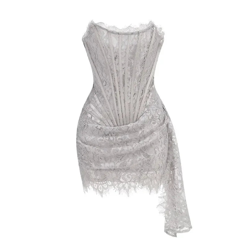 Verführerisches trägerloses Mini-Spitzenkleid