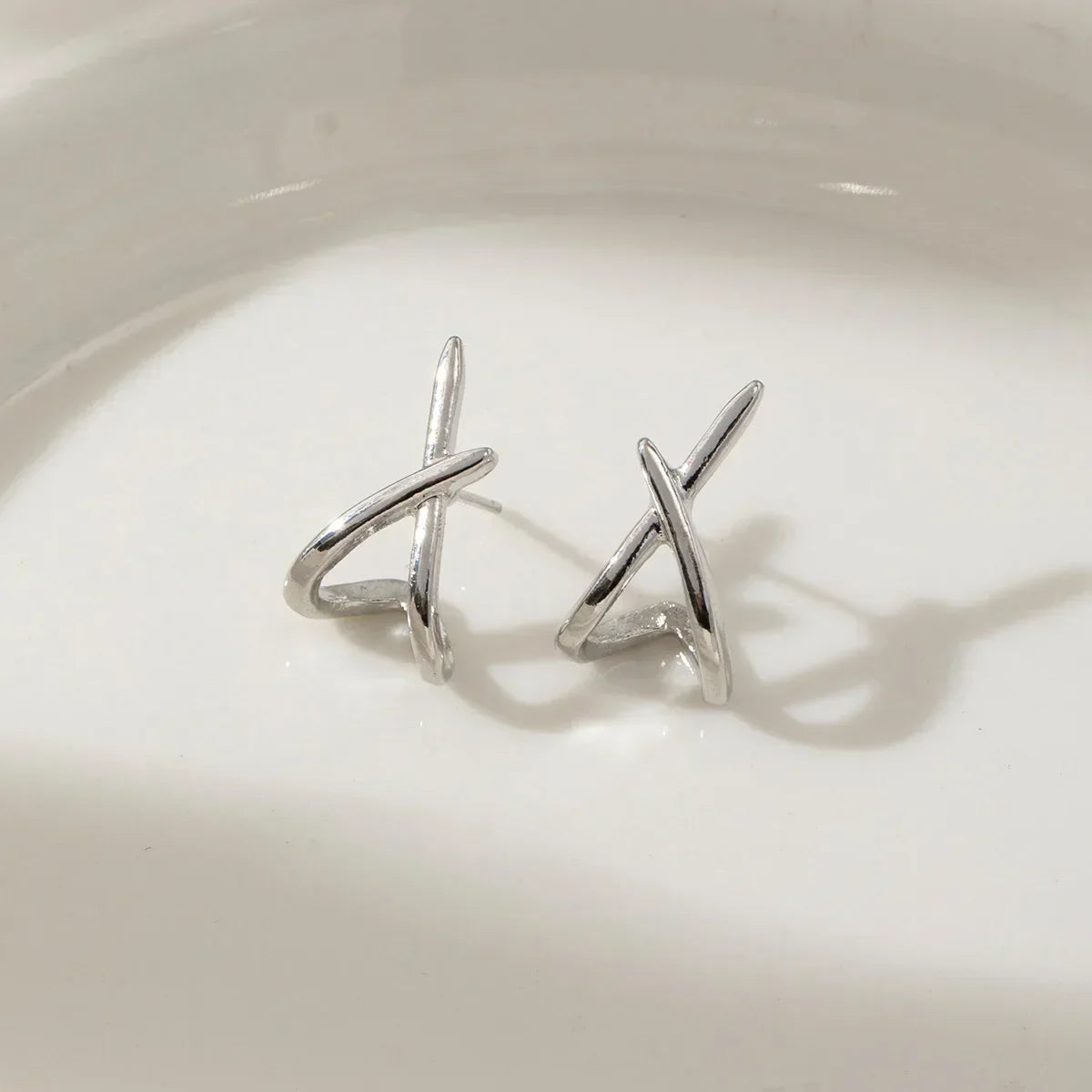 Elegante goldene Ohrstecker