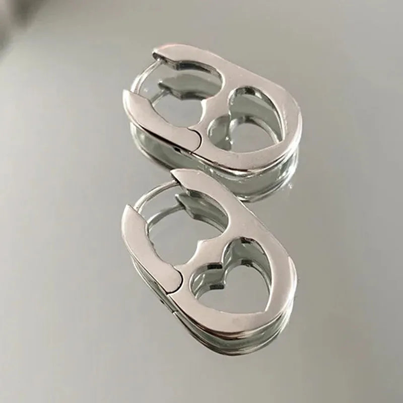 Silberner geometrischer Herzohrring