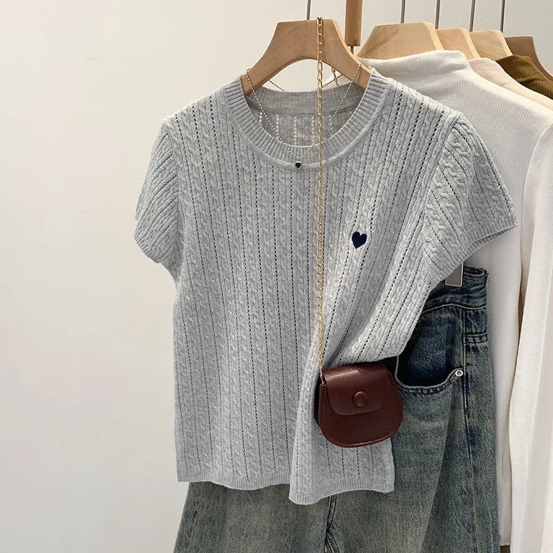 Camiseta de seda holgada con corazón bordado