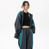 Stylischer gestreifter Kapuzenpullover mit Reißverschluss