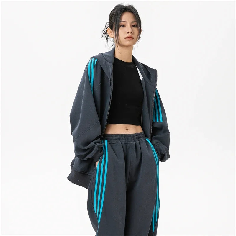 Stylischer gestreifter Kapuzenpullover mit Reißverschluss