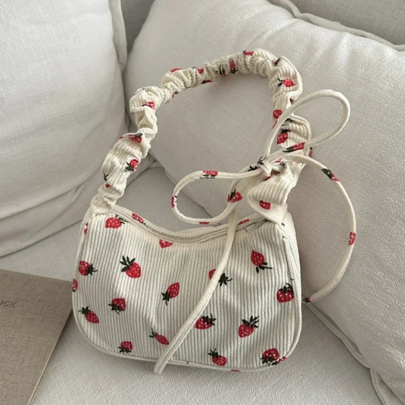 Bolso de pana pequeño con bonito estampado de fresas