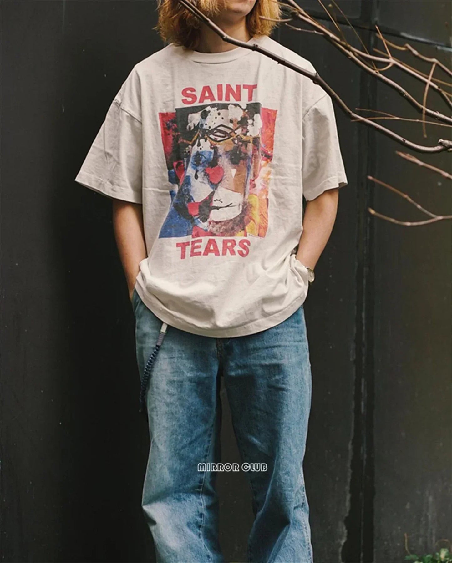 Camiseta blanca con estampado de grafiti retro