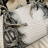 Bolso de mano con patrón de cocodrilo y forma de serpiente