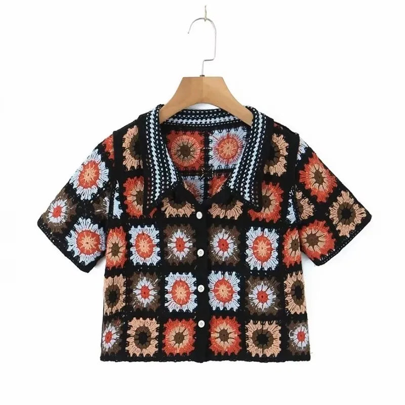 Vintage gehäkeltes T-Shirt mit Blumenmuster und Kragen