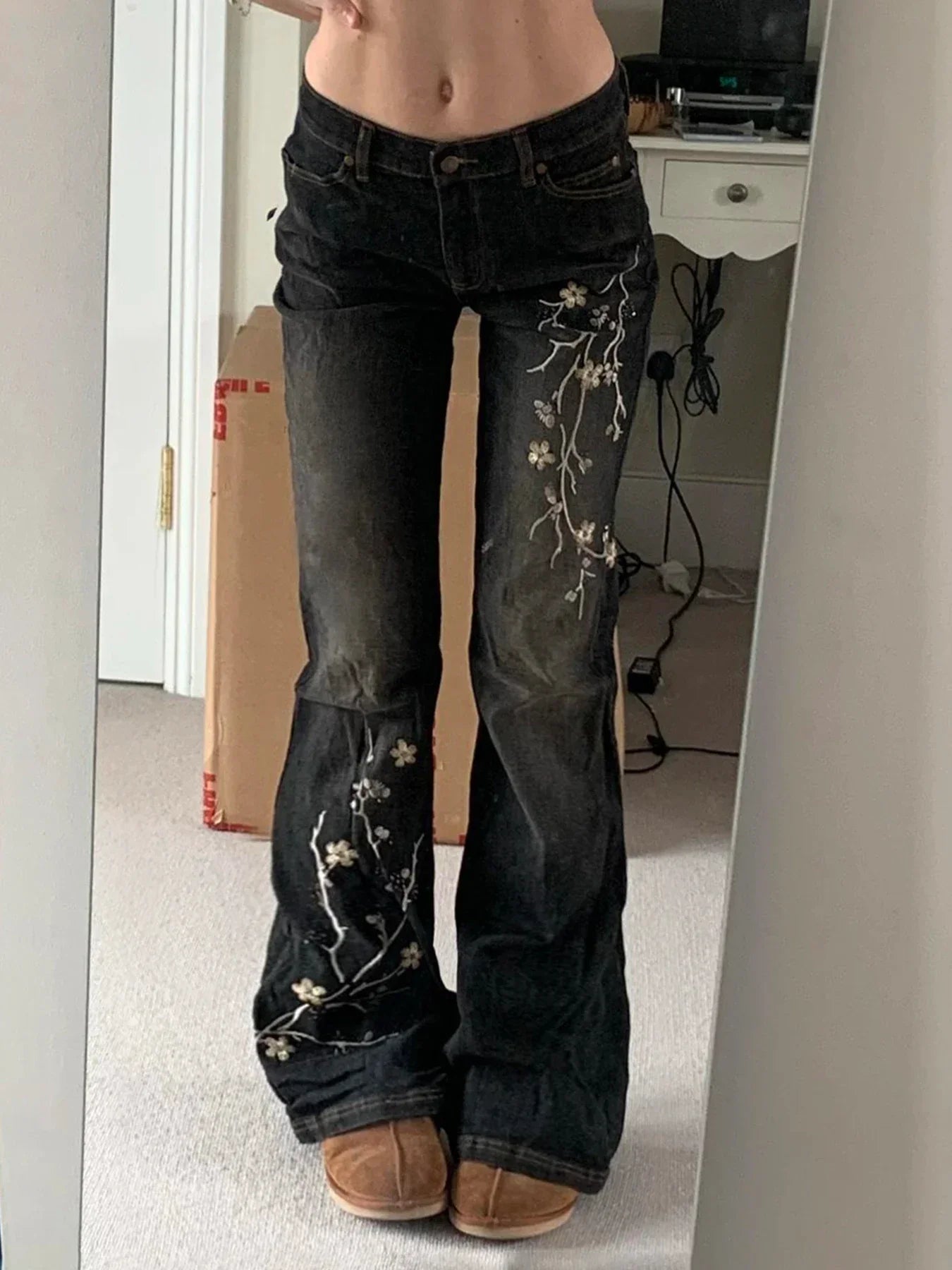 Jeans acampanados de tiro bajo con bordado floral vintage