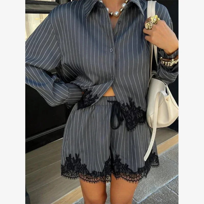 Conjunto de Blusa Corta y Pantalones Cortos a Rayas