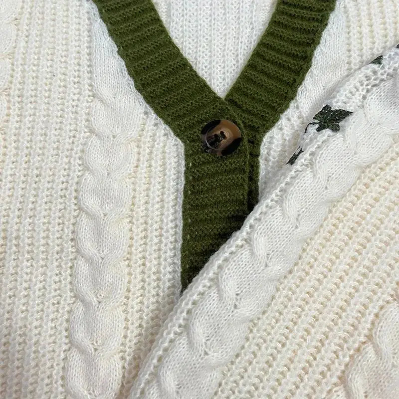 Grüner, bestickter Cardigan mit Knopfleiste