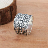 Eleganter Ring mit Weinranken-Muster im Vintage-Stil